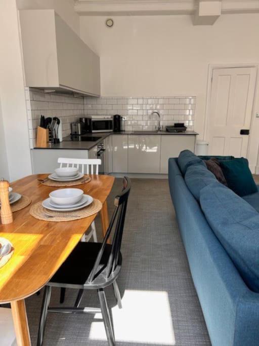 Modern Apartment Within Historic Chester City Walls ภายนอก รูปภาพ